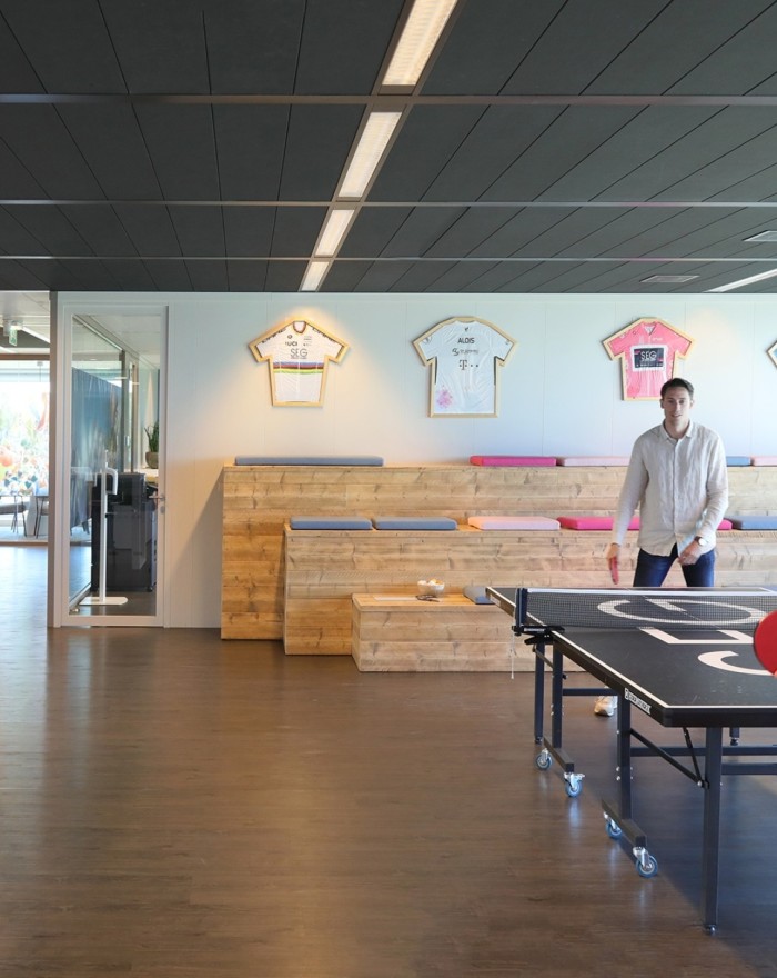 Kantoor ontspanningsruimte met pingpongtafel en houten tribunezitplaatsen