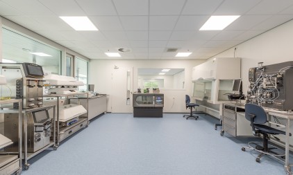 Laboratoriumruimte met apparatuur, werkbanken en technische installaties
