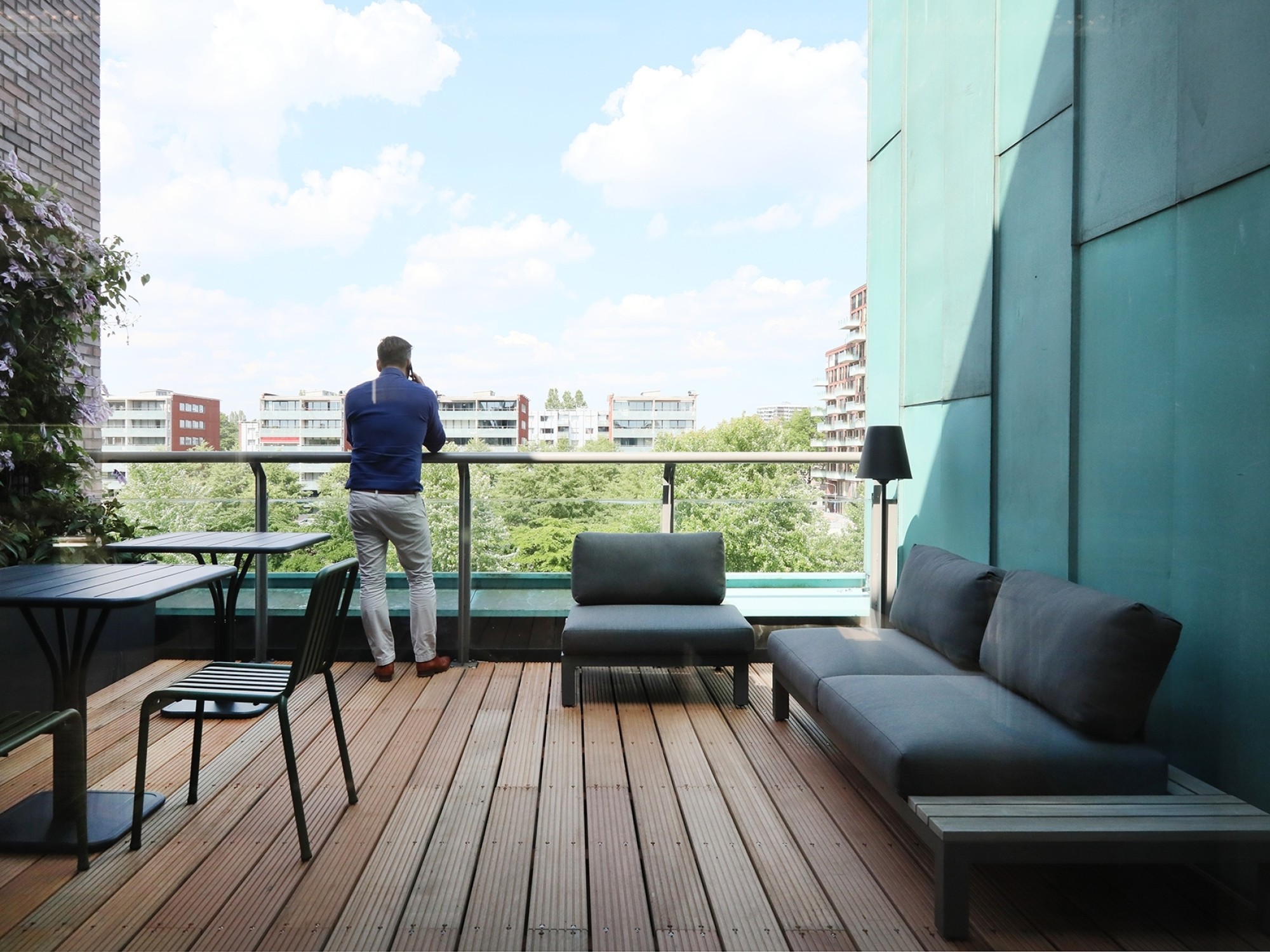 Terras van Altera-kantoor met houten vlonder, zitplekken en uitzicht op groen en omliggende gebouwen