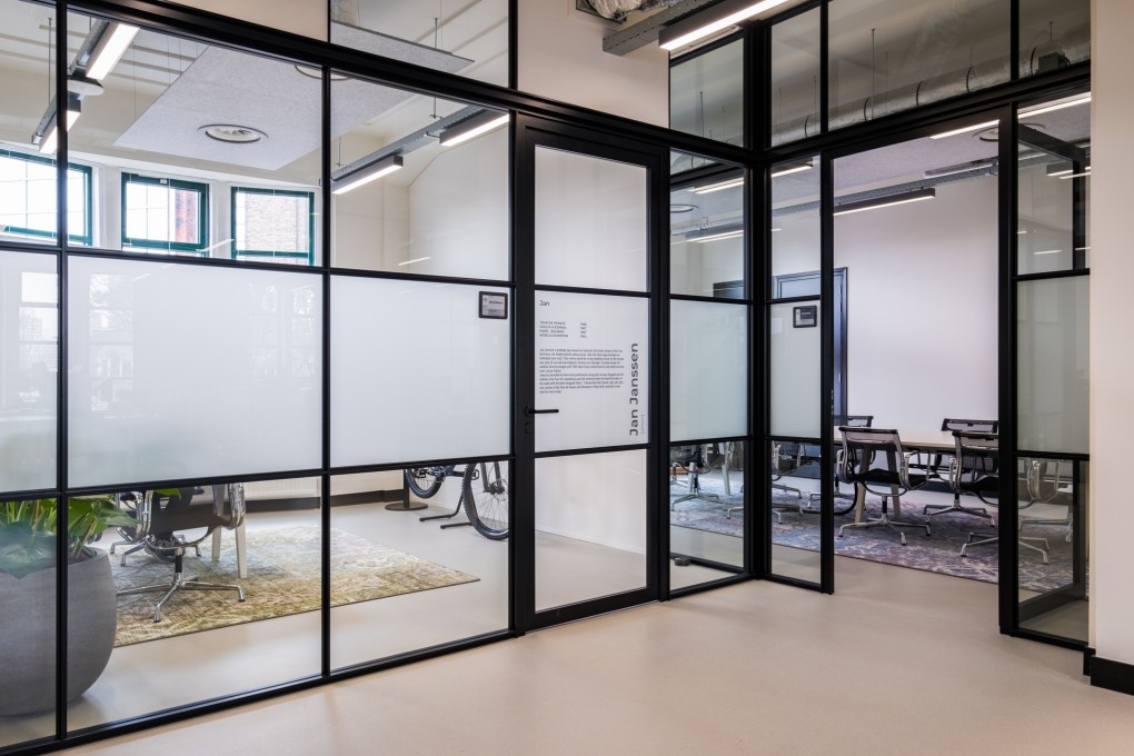 bespark-ontwerp-vergaderruimte-transparante-wanden