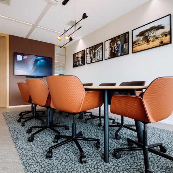 BESPARK-moderne-vergaderruimte-oranje-stoelen