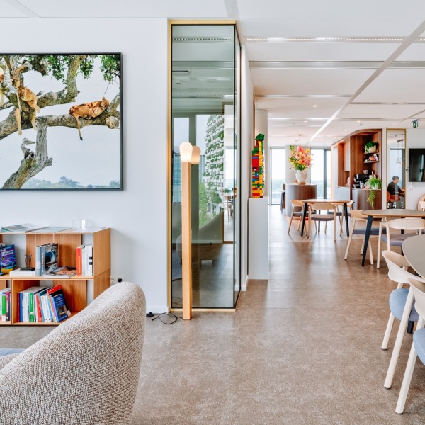 BESPARK-Tsavo-Wonderwoods-open-kantoorruimte-met-boeken-en-lounge