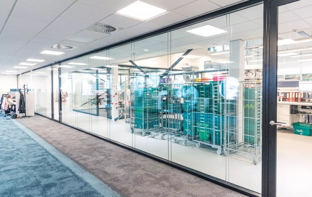 cleanroom-ruimte-met-medewerkers-en-transportband
