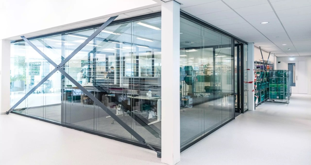 laboratorium-ruimte-met-glazen-wanden-en-opslag