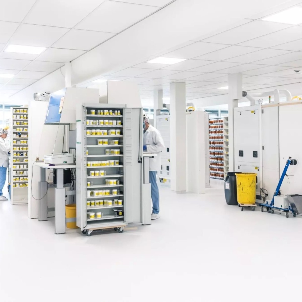 cleanroom-productieruimte-medewerkers-overzicht
