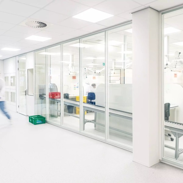 cleanroom-ruimte-overzicht-wit-interieur