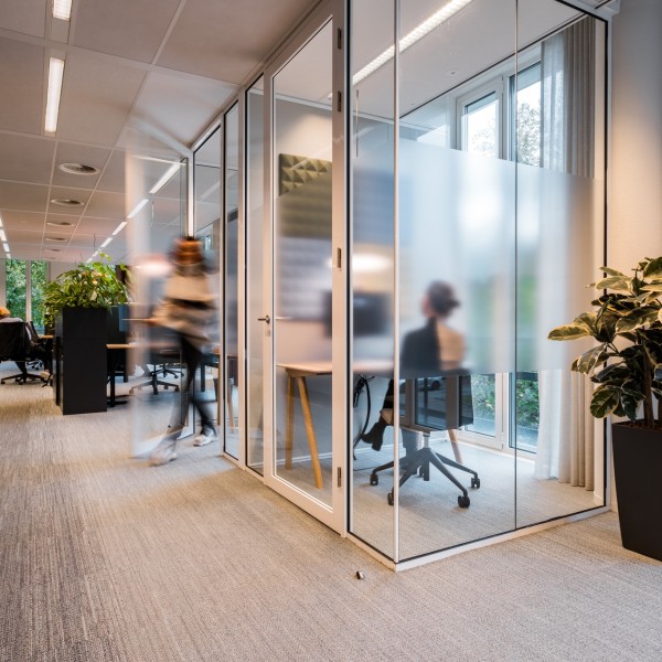 BESPARK-Bloei Vermogen-Kantoor-Gang-Glazen-Werkruimtes