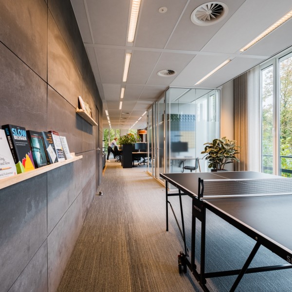 BESPARK-Bloei Vermogen-Kantoor-Gang-Met-Glas