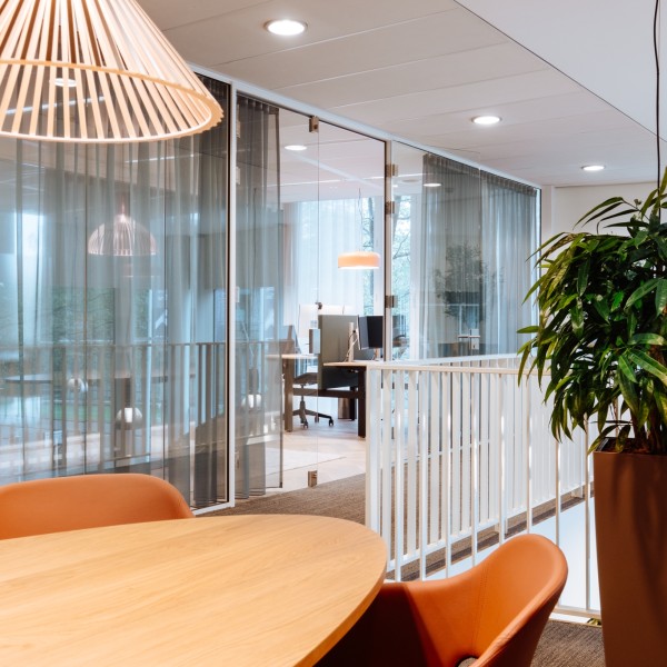 BESPARK-Bloei Vermogen-Overloop-En-Vergadertafel