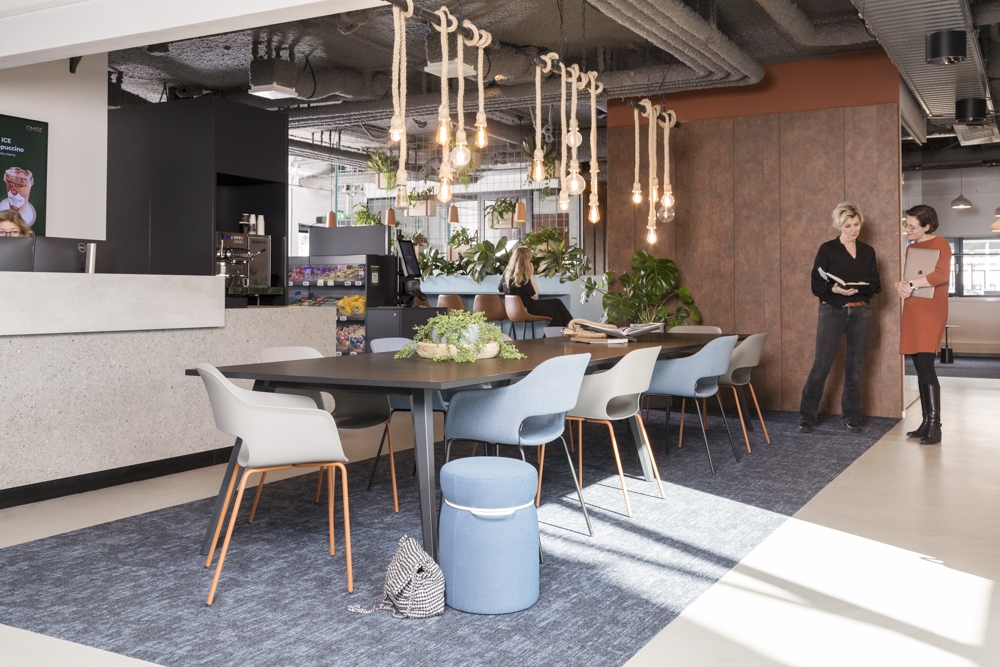 Waalhaven_tafel_lampen_kantine