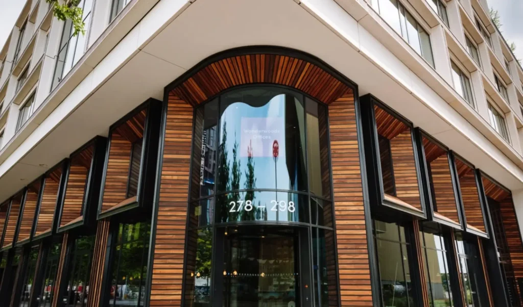 Modern kantoorgebouw met houten gevelbekleding en glazen entree bij Wonderwoods Offices.
