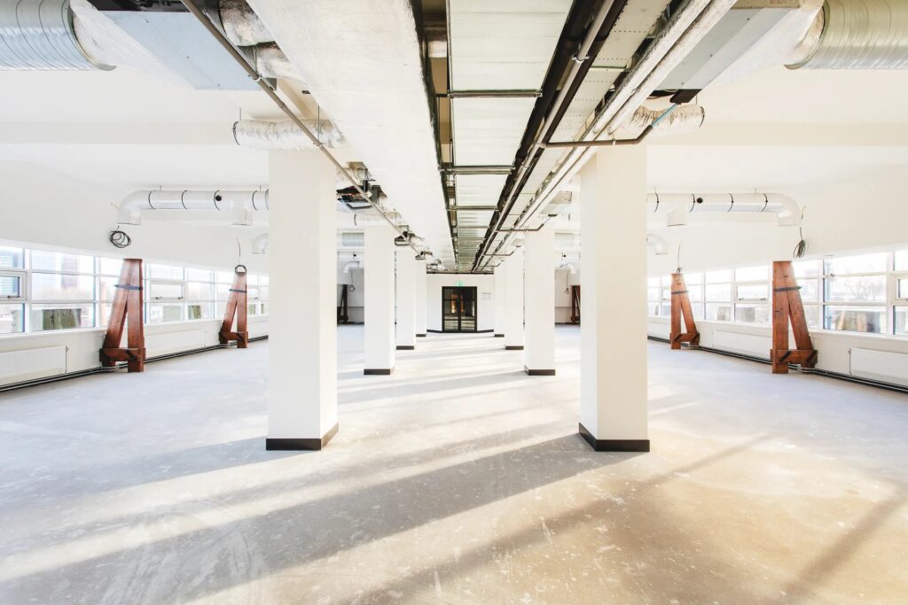 Zolderruimte met authentieke houten draagconstructie tijdens restauratiewerkzaamheden.