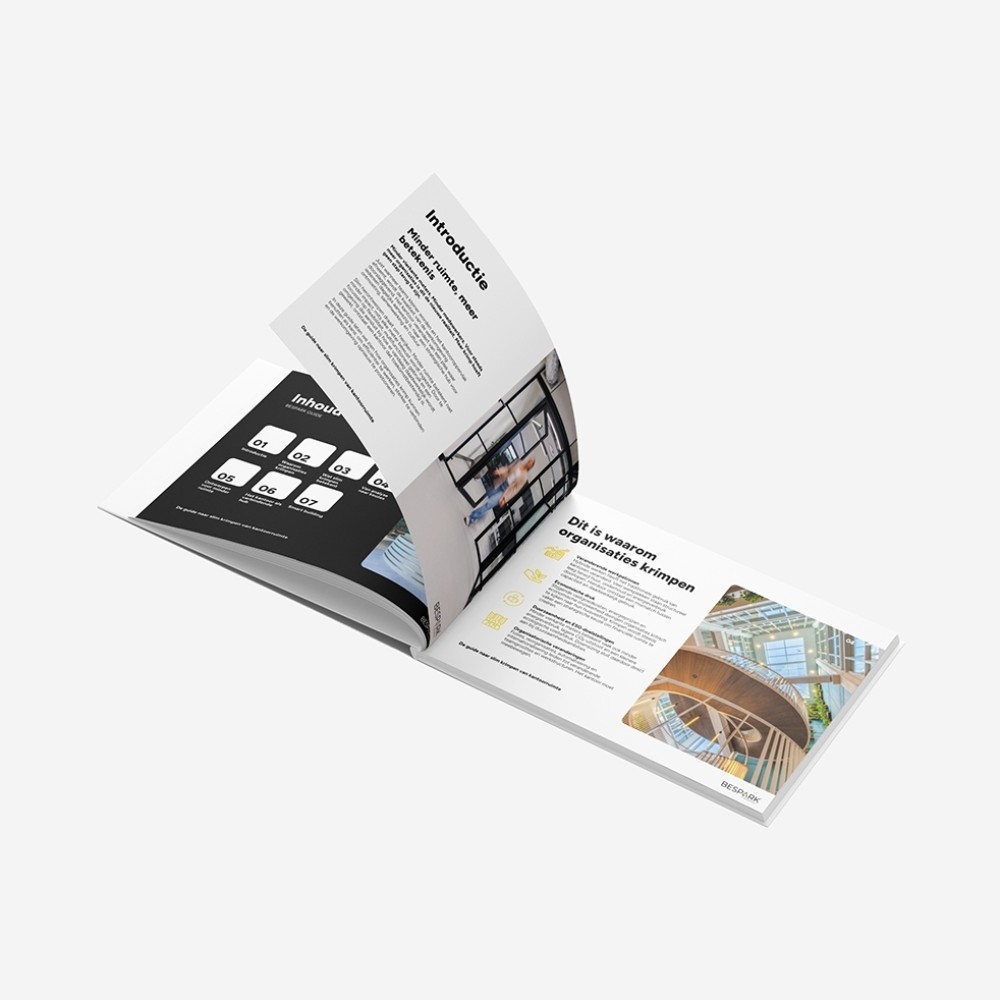 Opengeklapte gids over het krimpen van organisaties, met diverse pagina's en afbeeldingen.