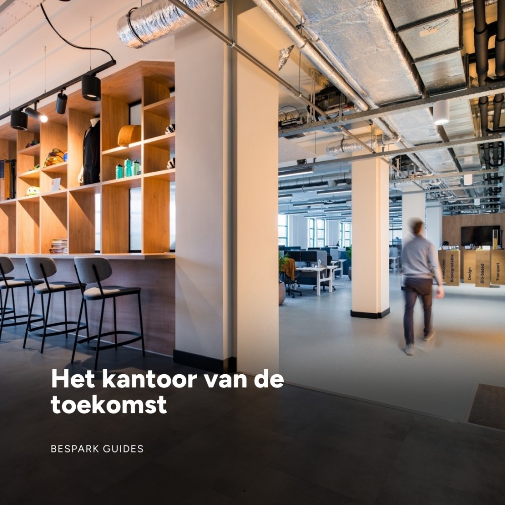 Moderne kantoorruimte met open werkplekken, een boekenplank en hoge stoelen aan een bar.