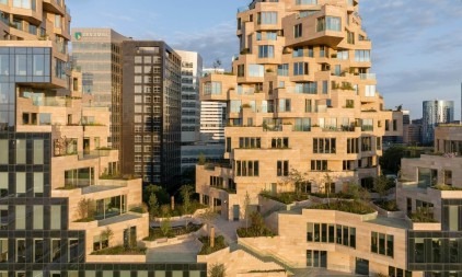 Modern architectonisch complex in de Zuidas, Amsterdam met terrassen en groene ruimtes.