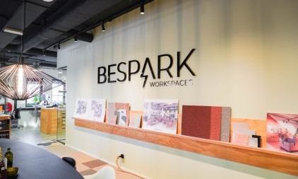 Binnenzijde van een kantoor met het Bespark-logo op de muur en uitgestalde ontwerpen.