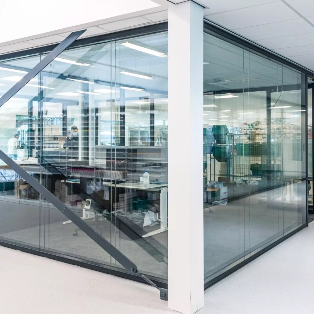 Een moderne laboratoriumruimte met glazen wanden en opslagrekken.