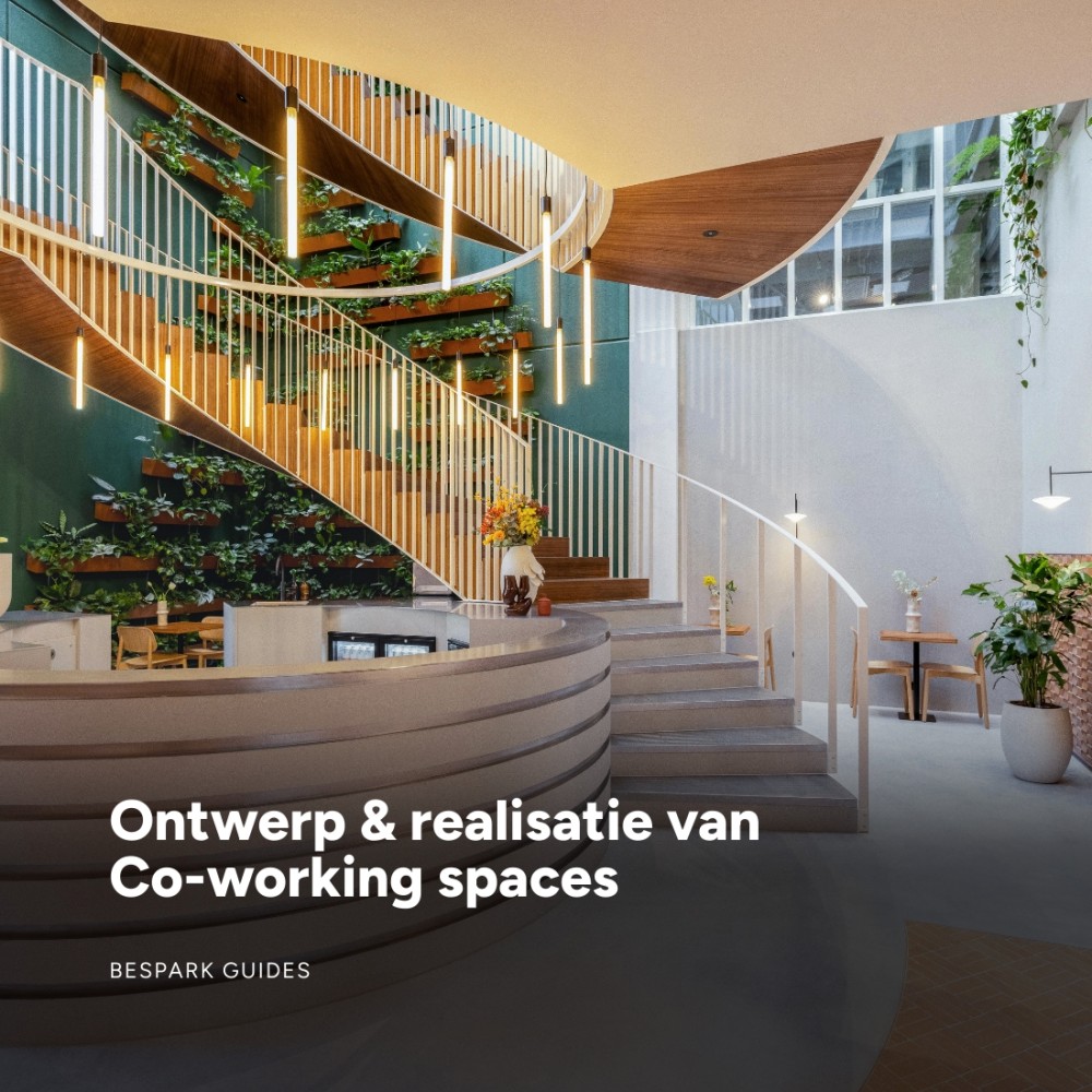 Moderne ontvangsthal van een co-working space met een wenteltrap en groene planten.