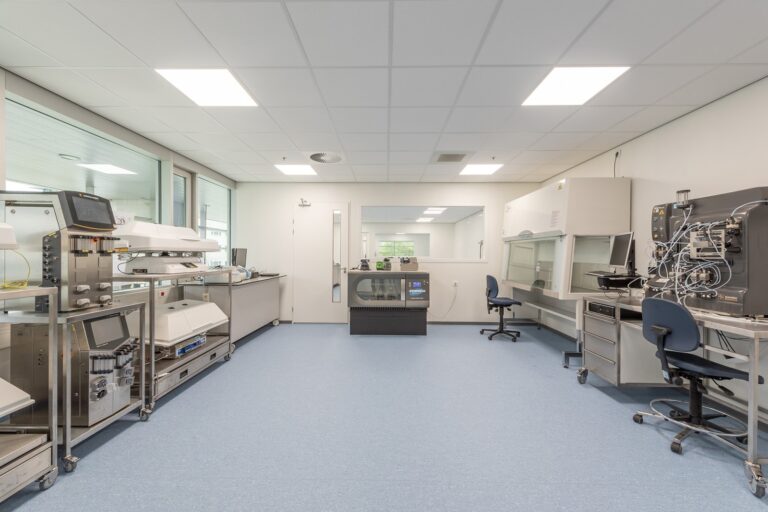 Labo met geavanceerde apparatuur en werkplekken.