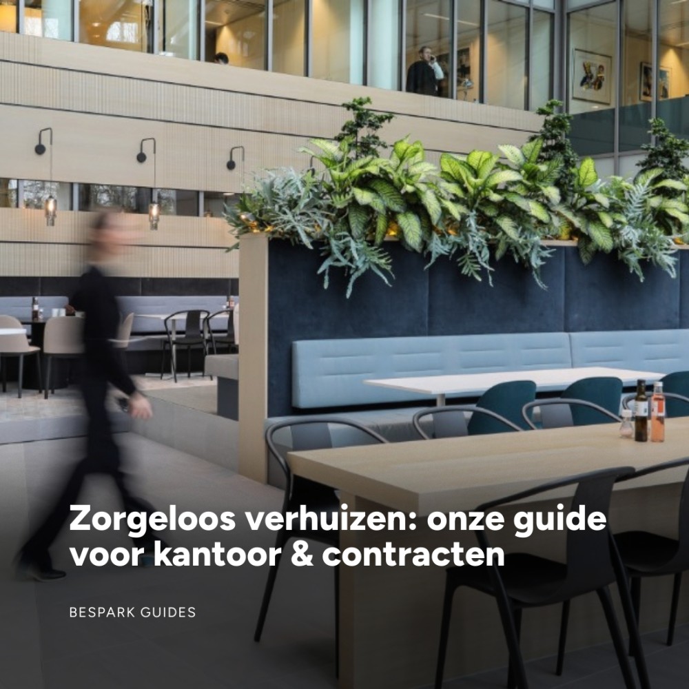 Een modern ingerichte kantoorruimte met planten en zitgedeelte.